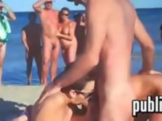 Swinger mit spaß bei ein strand für ein menge