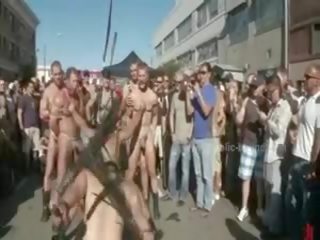 Публічний plaza з stripped люди prepared для дика coarse violent гей група секс кіно кліп