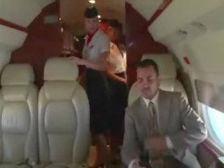 Lussurioso hostess succhiare loro clienti difficile cazzo su il plane