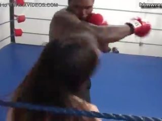 Černý samec boxerské beast vs maličký bílý mladý žena ryona