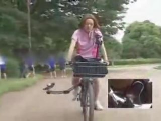 Japán picsa masturbated míg lovaglás egy specially modified szex film videó bike!
